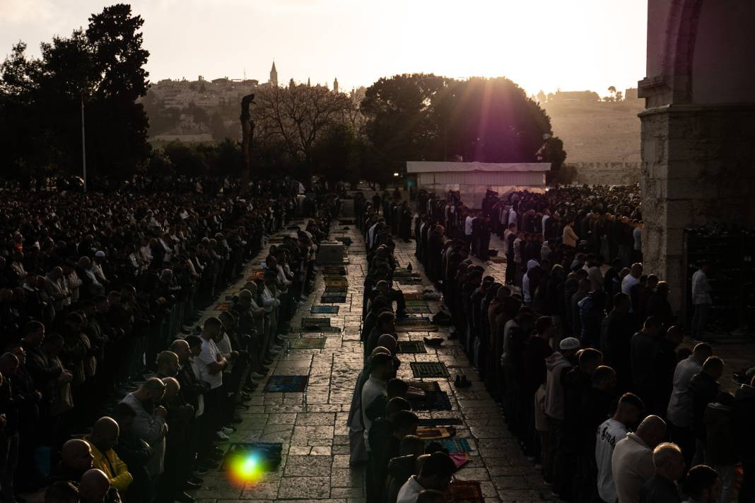 İsrail’in kısıtlamalarına rağmen akın ettiler: 120 Bin Filistinli Mescid-i Aksa’da saf tuttu - Resim: 54